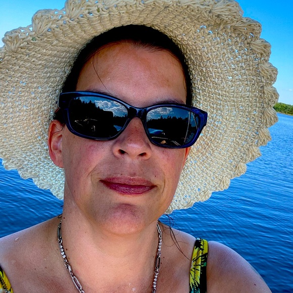 Meet your Posher, Rose ๐จ๐ฆ - Picture 1 of 1